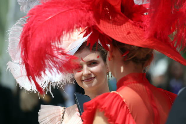 16.06.2026, Ascot, Windsor, GBR - Fashion, women with hats at the racecourse. Ascot racecourse. (Zuschauer, Besucher, Publikum, Frauen, Huete, Kopfbedeckungen, Fashion, Eleganz, elegant, Mode, modisch, feminin) 260616D501ROYAL_ASCOT