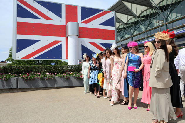 16.06.2026, Ascot, Windsor, GBR - Fashion, women with hats at the racecourse. Ascot racecourse. (Zuschauer, Besucher, Publikum, Frauen, Huete, Kopfbedeckungen, Fashion, Eleganz, elegant, Mode, modisch, feminin, Nationalfahne, Nationalflagge, Nationalfarben, Nationalstolz, Union Jack) 260616D502ROYAL_ASCOT