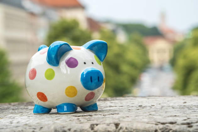 Sparschwein über München, Symbolfoto, angespannte Haushaltslage bei der Stadt München, überall muß gespart werden, München, Juni 2026 Deutschland, München, Juni 2026, Sparschwein über München, steht auf der Prinzregent-Luitpold-Terrasse, Blick über die Prinzregentenstraße, Symbolfoto, knappe Haushaltskasse bei der Stadt München, überall muß gespart werden, geplante Sparmaßnahmen der Mango-Koalition, Kosten senken, Haushaltslöcher, Haushaltsdefizit, Schulden, Bayern,