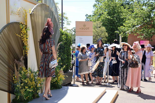 17.06.2026, Ascot, Windsor, GBR - Fashion, women with hats at the racecourse. Ascot racecourse. (Zuschauer, Besucher, Publikum, Frauen, Huete, Kopfbedeckungen, Fashion, Eleganz, elegant, Mode, modisch, feminin) 260617D506ROYAL_ASCOT