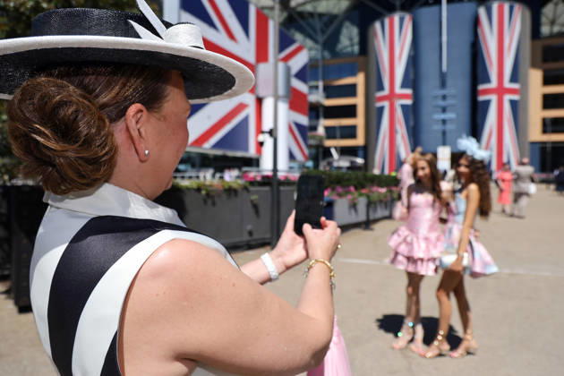 17.06.2026, Ascot, Windsor, GBR - Fashion, women with hats at the racecourse. Ascot racecourse. (Zuschauer, Besucher, Publikum, Frauen, Huete, Kopfbedeckungen, Fashion, Eleganz, elegant, Mode, modisch, feminin) 260617D514ROYAL_ASCOT