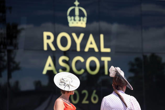 17.06.2026, Ascot, Windsor, GBR - Fashion, women with hats at the racecourse. Ascot racecourse. (Zuschauer, Besucher, Publikum, Frauen, Huete, Kopfbedeckungen, Fashion, Eleganz, elegant, Mode, modisch, feminin) 260617D515ROYAL_ASCOT.JPG