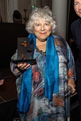 Miriam Margolyes recieves the Raindance Icon Award Miriam Margolyes receives the Raindance Icon Award at the Raindance Film Festival Opening Gala, held at the Waldorf Hilton, Aldwych, london Copyright: xPhilxLewisx xSOPAxImagesx MiriamMargolyes-6448