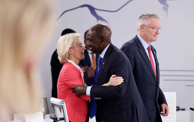 Ursula von der Leyen, President of the European Commission, and William Ruto, President of Kenya—amid whispers and hugs, kisses and asides, the G7 members meet for a session on the economy during the G7 summit in Évian-les-Bains, France, on June 17, 2026. Dominique Jacovides, Bestimage. Amid whispers and hugs, kisses and asides, the G7 members meet for a meeting on the theme of the economy during the G7 summit in Évian-les-Bains, France, on June 17, 2026. Évian, France,detected_source_language Copyright: xDOMINIQUExJACOVIDESx xBESTIMAGExDOMINIQUExJACOVIDESx xBESTIMAGEx