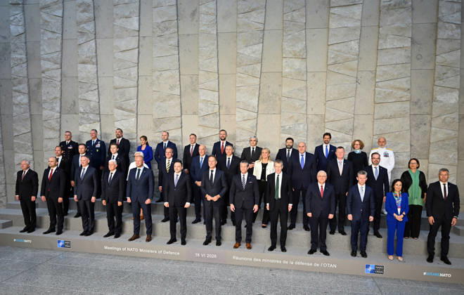 News Bilder des Tages NATO Defence Ministers Meeting in Brussels BRUSSELS, BELGIUM - JUNE 18: NATO Secretary General Mark Rutte (front-7th L), UK Defense Minister Dan Jarvis (front-5thR), U.S. Defense Secretary Pete Hegseth (front-6th R), Turkish Minister of National Defense Yasar Guler (front-4th R), and Swedish Defense Minister Pal Janson (front- 3rd R) take part in a family photo during the NATO Defence Ministers Meeting at NATO Headquarters in Brussels, Belgium, on June 18, 2026. Dursun Aydemir Anadolu Brussels Belgium. Editorial use only. Please get in touch for any other usage.  Copyright: x2026xAnadoluxDursunxAydemirx