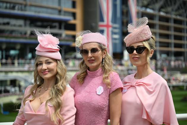 Royal Ascot 2026 BERKSHIRE, UNITED KINGDOM - JUNE 18: Visitors wearing elaborate hats and elegant outfits attend the third day of the traditional Royal Ascot horse racing event, held in the United Kingdom since 1711, at Ascot Racecourse in Berkshire, United Kingdom on June 18, 2026. Rasid Necati Aslim Anadolu Berkshire United Kingdom. Editorial use only. Please get in touch for any other usage. Copyright: x2026xAnadoluxRasidxNecatixAslimx