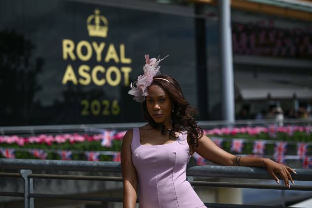 Royal Ascot 2026 BERKSHIRE, UNITED KINGDOM - JUNE 18: Visitors wearing elaborate hats and elegant outfits attend the third day of the traditional Royal Ascot horse racing event, held in the United Kingdom since 1711, at Ascot Racecourse in Berkshire, United Kingdom on June 18, 2026. Rasid Necati Aslim Anadolu Berkshire United Kingdom. Editorial use only. Please get in touch for any other usage. Copyright: x2026xAnadoluxRasidxNecatixAslimx