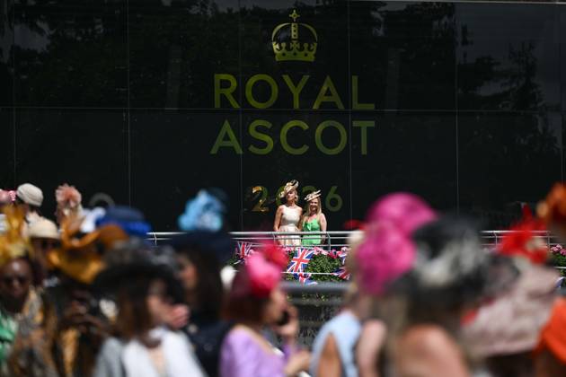 Royal Ascot 2026 BERKSHIRE, UNITED KINGDOM - JUNE 18: Visitors wearing elaborate hats and elegant outfits attend the third day of the traditional Royal Ascot horse racing event, held in the United Kingdom since 1711, at Ascot Racecourse in Berkshire, United Kingdom on June 18, 2026. Rasid Necati Aslim Anadolu Berkshire United Kingdom. Editorial use only. Please get in touch for any other usage. Copyright: x2026xAnadoluxRasidxNecatixAslimx