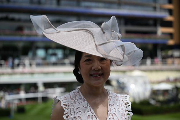 Royal Ascot 2026 BERKSHIRE, UNITED KINGDOM - JUNE 18: Visitors wearing elaborate hats and elegant outfits attend the third day of the traditional Royal Ascot horse racing event, held in the United Kingdom since 1711, at Ascot Racecourse in Berkshire, United Kingdom on June 18, 2026. Rasid Necati Aslim Anadolu Berkshire United Kingdom. Editorial use only. Please get in touch for any other usage. Copyright: x2026xAnadoluxRasidxNecatixAslimx