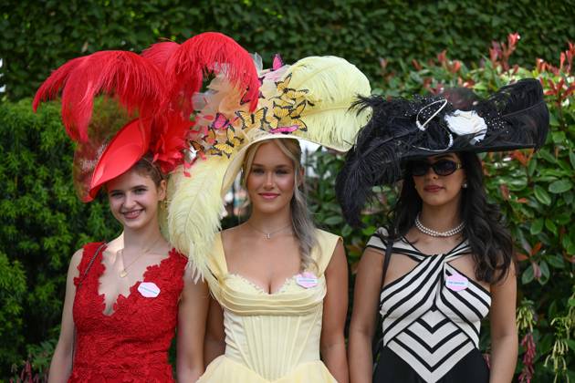 Royal Ascot 2026 BERKSHIRE, UNITED KINGDOM - JUNE 18: Visitors wearing elaborate hats and elegant outfits attend the third day of the traditional Royal Ascot horse racing event, held in the United Kingdom since 1711, at Ascot Racecourse in Berkshire, United Kingdom on June 18, 2026. Rasid Necati Aslim Anadolu Berkshire United Kingdom. Editorial use only. Please get in touch for any other usage. Copyright: x2026xAnadoluxRasidxNecatixAslimx