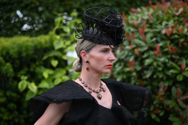 Royal Ascot 2026 BERKSHIRE, UNITED KINGDOM - JUNE 18: Visitors wearing elaborate hats and elegant outfits attend the third day of the traditional Royal Ascot horse racing event, held in the United Kingdom since 1711, at Ascot Racecourse in Berkshire, United Kingdom on June 18, 2026. Rasid Necati Aslim Anadolu Berkshire United Kingdom. Editorial use only. Please get in touch for any other usage. Copyright: x2026xAnadoluxRasidxNecatixAslimx
