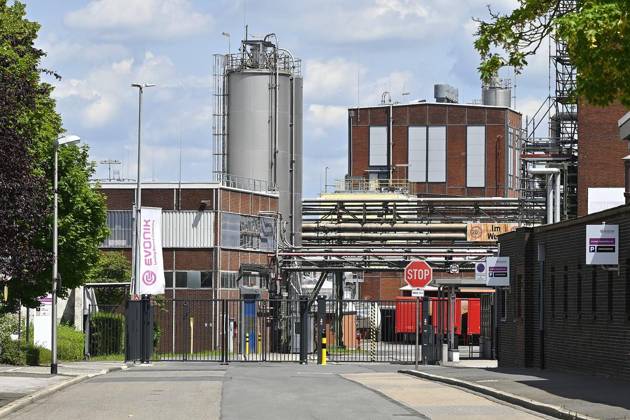 Evonik will Standort Witten 2027 schließen ** NUR FÜR REDAKTIONELLE ZWECKE ** EDITORIAL USE ONLY **<p>Ansicht Werkstor an der Arthur-Imhausen-Straße: Der Chemiekonzern Evonik Industries AG, fotografiert am 18.6.2026, will den Standort Witten, gelegen an der Arthur-Imhausen-Straße zwischen Dortmunder Straße und Annenstraße in Witten im kommenden Jahr 2027 schließen. -- Deutschland NRW Witten Copyright: JürgenxTheobald