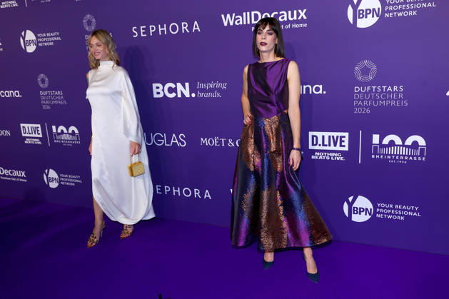 18.06.2026, Olga Löffler (Influencerin) neben Marlene Waldthaler (Leni™s Scents) (Influencer Parfüminfluencerin) auf dem Purple Carpet bei den Verleihung des DUFTSTARS Award in den Rheinterrassen Düsseldorf. Der Deutscher Parfumpreis DUFTSTARS 2026 zählen zu den renommiertesten Beautyawards und Duft-Awards Deutschlands. Nordrhein-Westfalen Deutschland