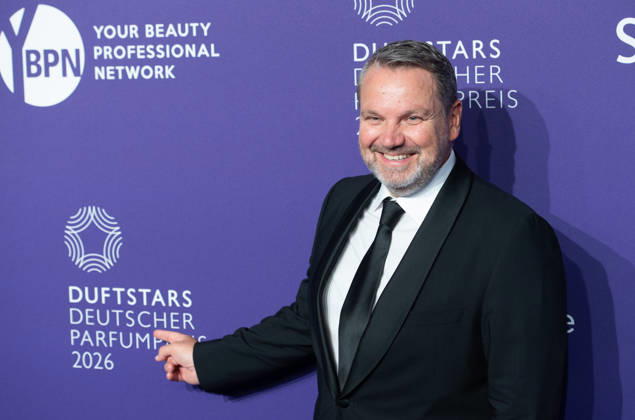 Udo HEUSER, Fragrance Foundation Germany, Portraet, Porträt, Portrait, Angeschnittenes Einzelbild, Einzelmotiv, Roter Teppich, Red Carpet Show, Purple Carpet, Ankunft, arrival, bei den DUFTSTARS 2026 - Deutscher Parfumpreis Verleihung des deutschen Parfumpreises DUFTSTARS durch die Fragrance Foundation am 18.06.2026, Rheinterrassen, Duesseldorf.