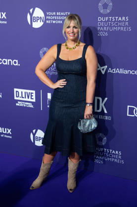 Carolina KIRSCH, Model, Portraet, Porträt, Portrait, Angeschnittenes Einzelbild, Einzelmotiv, Roter Teppich, Red Carpet Show, Purple Carpet, Ankunft, arrival, bei den DUFTSTARS 2026 - Deutscher Parfumpreis Verleihung des deutschen Parfumpreises DUFTSTARS durch die Fragrance Foundation am 18.06.2026, Rheinterrassen, Duesseldorf.