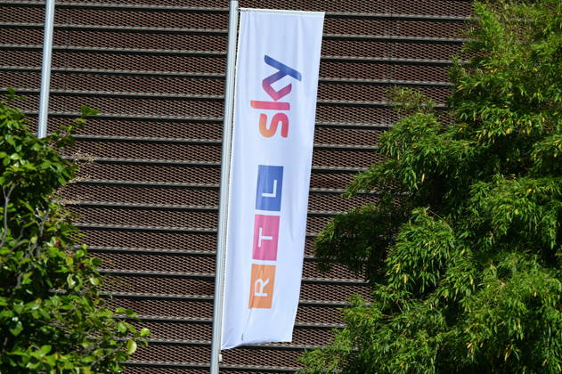 Logo, Schriftzug RTL Television, kurz RTL, kurz für Radio Télévision Luxembourg, ein deutschsprachiger Privatsender der RTL Group mit Sitz in Köln. Er ist als Ableger des deutschsprachigen Radioprogramms Radio Luxemburg entstanden.RTL Deutschland und Sky Deutschland sind nun ein gemeinsames Unternehmen und gehören damit zu den führenden Anbietern im deutschen Streaming- ...