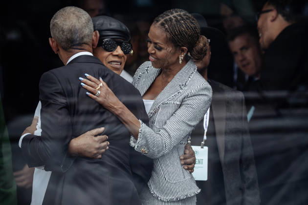 June 18, 2026, Chicago, Il, USA: Former President Barack Obama and first lady Michelle Obama embrace Stevie Wonder after his performance at the Obama Presidential Center dedication ceremony, Thursday, June 18, 2026, in Chicago. Chicago USA  - ZUMAm67_ 20260618_zaf_m67_027 Copyright: xE.xJasonxWambsgansx
