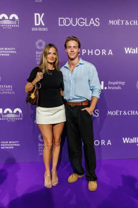 18.06.2026. Düsseldorf. Sara Crumbleleg zusammen mit Paul Böhme am Purple Carpet bei der Verleihung des Deutschen Parfumpreises DUFTSTARS 2026 in der Düsseldorfer Rheinterrasse. Die DUFTSTARS zählen zu den renommiertesten Beauty- und Duft-Awards Deutschlands und bringen jedes Jahr Persönlichkeiten aus Beauty, Fashion, Medien und Entertainment zusammen. Düsseldorf Rheinterrasse Nordrhein-Westfalen Deutschland