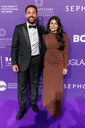 18.06.2026. Düsseldorf. Can Mehmet Gürsoy und Neslihan am Purple Carpet bei der Verleihung des Deutschen Parfumpreises DUFTSTARS 2026 in der Düsseldorfer Rheinterrasse. Die DUFTSTARS zählen zu den renommiertesten Beauty- und Duft-Awards Deutschlands und bringen jedes Jahr Persönlichkeiten aus Beauty, Fashion, Medien und Entertainment zusammen. Düsseldorf Rheinterrasse Nordrhein-Westfalen Deutschland