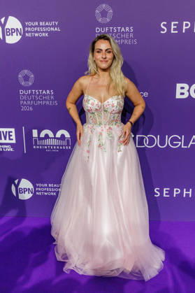 18.06.2026. Düsseldorf. Sarah Mangione am Purple Carpet bei der Verleihung des Deutschen Parfumpreises DUFTSTARS 2026 in der Düsseldorfer Rheinterrasse. Die DUFTSTARS zählen zu den renommiertesten Beauty- und Duft-Awards Deutschlands und bringen jedes Jahr Persönlichkeiten aus Beauty, Fashion, Medien und Entertainment zusammen. Düsseldorf Rheinterrasse Nordrhein-Westfalen Deutschland
