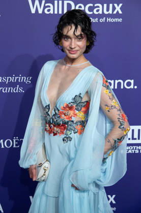 Sarah POSCH, Moderatorin, Model, Influencerin, Portraet, Porträt, Portrait, Angeschnittenes Einzelbild, Einzelmotiv, Roter Teppich, Red Carpet Show, Purple Carpet, Ankunft, arrival, bei den DUFTSTARS 2026 - Deutscher Parfumpreis Verleihung des deutschen Parfumpreises DUFTSTARS durch die Fragrance Foundation am 18.06.2026, Rheinterrassen, Duesseldorf.
