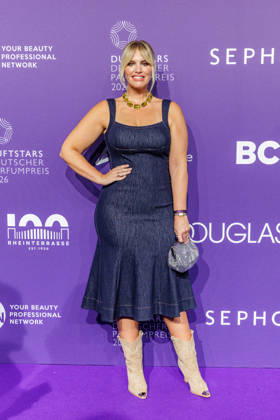 18.06.2026. Düsseldorf. Angelina Kirsch am Purple Carpet bei der Verleihung des Deutschen Parfumpreises DUFTSTARS 2026 in der Düsseldorfer Rheinterrasse. Die DUFTSTARS zählen zu den renommiertesten Beauty- und Duft-Awards Deutschlands und bringen jedes Jahr Persönlichkeiten aus Beauty, Fashion, Medien und Entertainment zusammen. Düsseldorf Rheinterrasse Nordrhein-Westfalen Deutschland