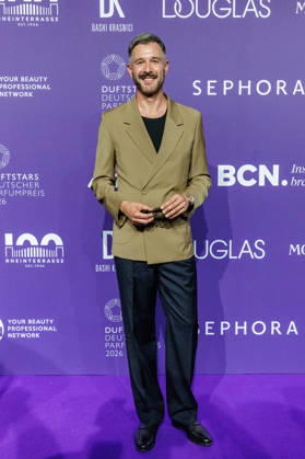 18.06.2026. Düsseldorf. Jochen Schropp am Purple Carpet bei der Verleihung des Deutschen Parfumpreises DUFTSTARS 2026 in der Düsseldorfer Rheinterrasse. Die DUFTSTARS zählen zu den renommiertesten Beauty- und Duft-Awards Deutschlands und bringen jedes Jahr Persönlichkeiten aus Beauty, Fashion, Medien und Entertainment zusammen. Düsseldorf Rheinterrasse Nordrhein-Westfalen Deutschland