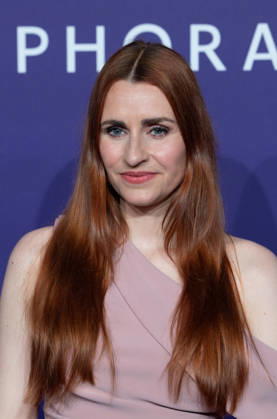 Bella LESNIK, Moderatorin, Portraet, Porträt, Portrait, Angeschnittenes Einzelbild, Einzelmotiv, Roter Teppich, Red Carpet Show, Purple Carpet, Ankunft, arrival, bei den DUFTSTARS 2026 - Deutscher Parfumpreis Verleihung des deutschen Parfumpreises DUFTSTARS durch die Fragrance Foundation am 18.06.2026, Rheinterrassen, Duesseldorf.