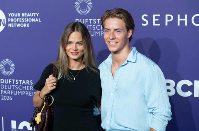 Paul BOEHME, Böhme, und Sara CRUMBLELEG, Influencer, Roter Teppich, Red Carpet Show, Purple Carpet, Ankunft, arrival, bei den DUFTSTARS 2026 - Deutscher Parfumpreis Verleihung des deutschen Parfumpreises DUFTSTARS durch die Fragrance Foundation am 18.06.2026, Rheinterrassen, Duesseldorf.