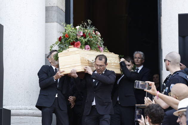 The coffin of the deceased leaves the Coupole Hall during Mr. Satrapi’s funeral at the Père Lachaise Crematorium in Paris on June 19, 2026. The author of the famous graphic novel, which was adapted into a film, Persepolis, died on June 3, 2026, at the age of 56, inconsolable over the loss of her husband, M. Ripa, which had occurred a year earlier. Cyril Moreau Bestimage at the funeral of M. Satrapi at the Père Lachaise Crematorium in Paris, on June 19, 2026. The author of the famous graphic novel, adapted into a film, Persepolis, died on June 3, 2026, at the age of 56, inconsolable over the loss of her husband, M. Ripa, which occurred a year earlier. Paris, France,detected_source_language Copyright: xCYRILxMOREAUx xBESTIMAGExCYRILxMOREAUx xBESTIMAGEx