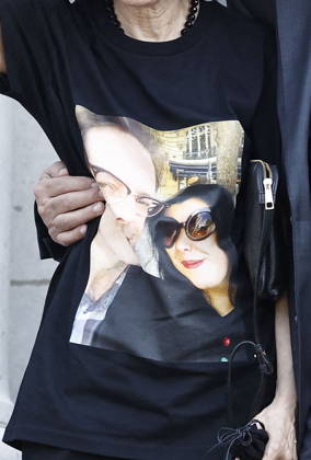 The mother of the deceased wears a T-shirt bearing the likeness of her daughter, Ms. Satrapi, and her son-in-law, Mr. Ripa, at Ms. Satrapi’s funeral at the Père Lachaise Crematorium in Paris on June 19, 2026. The author of the famous graphic novel, which was adapted into a film, Persepolis, died on June 3, 2026, at the age of 56, inconsolable over the loss of her husband, Mr. Ripa, which occurred a year earlier. Cyril Moreau Bestimage at the funeral of Ms. Satrapi at the Père Lachaise Crematorium in Paris, on June 19, 2026. The author of the famous graphic novel, adapted into a film, Persepolis, died on June 3, 2026, at the age of 56, inconsolable over the loss of her husband, M. Ripa, which occurred a year earlier. Paris, France,detected_ Copyright: xCYRILxMOREAUx xBESTIMAGExCYRILxMOREAUx xBESTIMAGEx