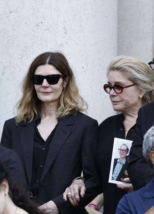 Chiara Mastroianni and her mother, Catherine Deneuve, at the funeral of Mr. Satrapi at the Père Lachaise Crematorium in Paris on June 19, 2026. The author of the famous graphic novel, which was adapted into a film, Persepolis, died on June 3, 2026, at the age of 56, inconsolable over the loss of her husband, M. Ripa, which occurred a year earlier. Cyril Moreau Bestimage at the funeral of M. Satrapi at the Père Lachaise Crematorium in Paris, on June 19, 2026. The author of the famous graphic novel, adapted into a film, Persepolis, died on June 3, 2026, at the age of 56, inconsolable over the loss of her husband, M. Ripa, which occurred a year earlier. Paris, France,detected_source_language Copyright: xCYRILxMOREAUx xBESTIMAGExCYRILxMOREAUx xBESTIMAGEx