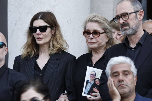 Chiara Mastroianni and her mother, Catherine Deneuve, at the funeral of Mr. Satrapi at the Père Lachaise Crematorium in Paris on June 19, 2026. The author of the famous graphic novel, which was adapted into a film, Persepolis, died on June 3, 2026, at the age of 56, inconsolable over the loss of her husband, M. Ripa, which occurred a year earlier. Cyril Moreau Bestimage at the funeral of M. Satrapi at the Père Lachaise Crematorium in Paris, on June 19, 2026. The author of the famous graphic novel, adapted into a film, Persepolis, died on June 3, 2026, at the age of 56, inconsolable over the loss of her husband, M. Ripa, which occurred a year earlier. Paris, France,detected_source_language Copyright: xCYRILxMOREAUx xBESTIMAGExCYRILxMOREAUx xBESTIMAGEx