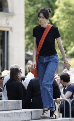 Guest at the funeral of Mr. Satrapi at the Père Lachaise Crematorium in Paris on June 19, 2026. The author of the famous graphic novel, which was adapted into a film, Persepolis, died on June 3, 2026, at the age of 56, inconsolable over the loss of her husband, M. Ripa, which occurred a year earlier. Cyril Moreau Bestimage The funeral of M. Satrapi at the Père Lachaise Crematorium in Paris, on June 19, 2026. The author of the famous graphic novel, adapted into a film, Persepolis, died on June 3, 2026, at the age of 56, inconsolable over the loss of her husband, M. Ripa, which occurred a year earlier. Paris, France,detected_source_language Copyright: xCYRILxMOREAUx xBESTIMAGExCYRILxMOREAUx xBESTIMAGEx