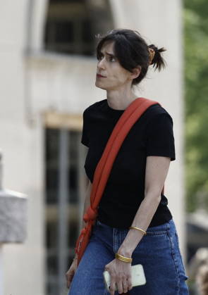Guest at the funeral of Mr. Satrapi at the Père Lachaise Crematorium in Paris on June 19, 2026. The author of the famous graphic novel, which was adapted into a film, Persepolis, died on June 3, 2026, at the age of 56, inconsolable over the loss of her husband, M. Ripa, which occurred a year earlier. Cyril Moreau Bestimage The funeral of M. Satrapi at the Père Lachaise Crematorium in Paris, on June 19, 2026. The author of the famous graphic novel, adapted into a film, Persepolis, died on June 3, 2026, at the age of 56, inconsolable over the loss of her husband, M. Ripa, which occurred a year earlier. Paris, France,detected_source_language Copyright: xCYRILxMOREAUx xBESTIMAGExCYRILxMOREAUx xBESTIMAGEx