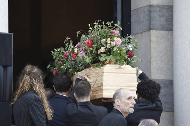 The coffin of the deceased is carried into the Coupole Hall during Mr. Satrapi’s funeral at the Père Lachaise Crematorium in Paris on June 19, 2026. The author of the famous graphic novel, which was adapted into a film, Persepolis, died on June 3, 2026, at the age of 56, inconsolable over the loss of her husband, M. Ripa, which occurred a year earlier. Cyril Moreau Bestimage The funeral of M. Satrapi at the Père Lachaise Crematorium in Paris, on June 19, 2026. The author of the famous graphic novel, adapted into a film, Persepolis, died on June 3, 2026, at the age of 56, inconsolable over the loss of her husband, M. Ripa, which occurred a year earlier. Paris, France,detected_source_language  Copyright: xCYRILxMOREAUx xBESTIMAGExCYRILxMOREAUx xBESTIMAGEx