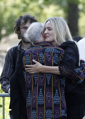 Guest at the funeral of Mr. Satrapi at the Père Lachaise Crematorium in Paris on June 19, 2026. The author of the famous graphic novel, which was adapted into a film, Persepolis, died on June 3, 2026, at the age of 56, inconsolable over the loss of her husband, M. Ripa, which occurred a year earlier. Cyril Moreau Bestimage The funeral of M. Satrapi at the Père Lachaise Crematorium in Paris, on June 19, 2026. The author of the famous graphic novel, adapted into a film, Persepolis, died on June 3, 2026, at the age of 56, inconsolable over the loss of her husband, M. Ripa, which occurred a year earlier. Paris, France,detected_source_language Copyright: xCYRILxMOREAUx xBESTIMAGExCYRILxMOREAUx xBESTIMAGEx