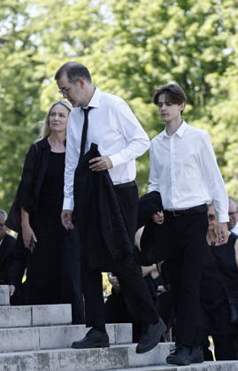 Guest at the funeral of Mr. Satrapi at the Père Lachaise Crematorium in Paris on June 19, 2026. The author of the famous graphic novel, which was adapted into a film, Persepolis, died on June 3, 2026, at the age of 56, inconsolable over the loss of her husband, M. Ripa, which occurred a year earlier. Cyril Moreau Bestimage The funeral of M. Satrapi at the Père Lachaise Crematorium in Paris, on June 19, 2026. The author of the famous graphic novel, adapted into a film, Persepolis, died on June 3, 2026, at the age of 56, inconsolable over the loss of her husband, M. Ripa, which occurred a year earlier. Paris, France,detected_source_language Copyright: xCYRILxMOREAUx xBESTIMAGExCYRILxMOREAUx xBESTIMAGEx