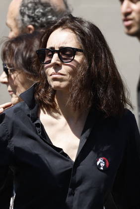 Guest at the funeral of Mr. Satrapi at the Père Lachaise Crematorium in Paris on June 19, 2026. The author of the famous graphic novel, which was adapted into a film, Persepolis, died on June 3, 2026, at the age of 56, inconsolable over the loss of her husband, M. Ripa, which occurred a year earlier. Cyril Moreau Bestimage The funeral of M. Satrapi at the Père Lachaise Crematorium in Paris, on June 19, 2026. The author of the famous graphic novel, adapted into a film, Persepolis, died on June 3, 2026, at the age of 56, inconsolable over the loss of her husband, M. Ripa, which occurred a year earlier. Paris, France,detected_source_language Copyright: xCYRILxMOREAUx xBESTIMAGExCYRILxMOREAUx xBESTIMAGEx