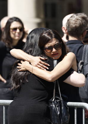 Guest at the funeral of Mr. Satrapi at the Père Lachaise Crematorium in Paris on June 19, 2026. The author of the famous graphic novel, which was adapted into a film, Persepolis, died on June 3, 2026, at the age of 56, inconsolable over the loss of her husband, M. Ripa, which occurred a year earlier. Cyril Moreau Bestimage The funeral of M. Satrapi at the Père Lachaise Crematorium in Paris, on June 19, 2026. The author of the famous graphic novel, adapted into a film, Persepolis, died on June 3, 2026, at the age of 56, inconsolable over the loss of her husband, M. Ripa, which occurred a year earlier. Paris, France,detected_source_language Copyright: xCYRILxMOREAUx xBESTIMAGExCYRILxMOREAUx xBESTIMAGEx