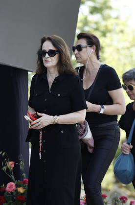 Guest at the funeral of Mr. Satrapi at the Père Lachaise Crematorium in Paris on June 19, 2026. The author of the famous graphic novel, which was adapted into a film, Persepolis, died on June 3, 2026, at the age of 56, inconsolable over the loss of her husband, M. Ripa, which occurred a year earlier. Cyril Moreau Bestimage The funeral of M. Satrapi at the Père Lachaise Crematorium in Paris, on June 19, 2026. The author of the famous graphic novel, adapted into a film, Persepolis, died on June 3, 2026, at the age of 56, inconsolable over the loss of her husband, M. Ripa, which occurred a year earlier. Paris, France,detected_source_language Copyright: xCYRILxMOREAUx xBESTIMAGExCYRILxMOREAUx xBESTIMAGEx