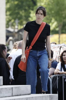 Guest at the funeral of Mr. Satrapi at the Père Lachaise Crematorium in Paris on June 19, 2026. The author of the famous graphic novel, which was adapted into a film, Persepolis, died on June 3, 2026, at the age of 56, inconsolable over the loss of her husband, M. Ripa, which occurred a year earlier. Cyril Moreau Bestimage The funeral of M. Satrapi at the Père Lachaise Crematorium in Paris, on June 19, 2026. The author of the famous graphic novel, adapted into a film, Persepolis, died on June 3, 2026, at the age of 56, inconsolable over the loss of her husband, M. Ripa, which occurred a year earlier. Paris, France,detected_source_language Copyright: xCYRILxMOREAUx xBESTIMAGExCYRILxMOREAUx xBESTIMAGEx