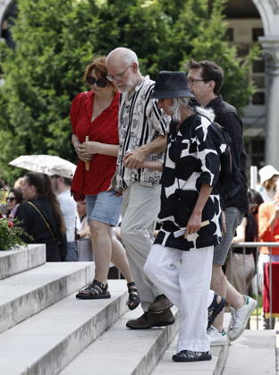Guest at the funeral of Mr. Satrapi at the Père Lachaise Crematorium in Paris on June 19, 2026. The author of the famous graphic novel, which was adapted into a film, Persepolis, died on June 3, 2026, at the age of 56, inconsolable over the loss of her husband, M. Ripa, which occurred a year earlier. Cyril Moreau Bestimage The funeral of M. Satrapi at the Père Lachaise Crematorium in Paris, on June 19, 2026. The author of the famous graphic novel, adapted into a film, Persepolis, died on June 3, 2026, at the age of 56, inconsolable over the loss of her husband, M. Ripa, which occurred a year earlier. Paris, France,detected_source_language Copyright: xCYRILxMOREAUx xBESTIMAGExCYRILxMOREAUx xBESTIMAGEx