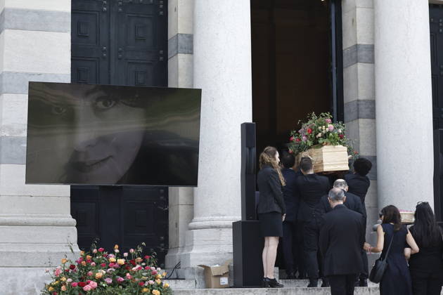 The coffin of the deceased is carried into the Coupole Hall during Mr. Satrapi’s funeral at the Père Lachaise Crematorium in Paris on June 19, 2026. The author of the famous graphic novel, which was adapted into a film, Persepolis, died on June 3, 2026, at the age of 56, inconsolable over the loss of her husband, M. Ripa, which occurred a year earlier. Cyril Moreau Bestimage The funeral of M. Satrapi at the Père Lachaise Crematorium in Paris, on June 19, 2026. The author of the famous graphic novel, adapted into a film, Persepolis, died on June 3, 2026, at the age of 56, inconsolable over the loss of her husband, M. Ripa, which occurred a year earlier. Paris, France,detected_source_language  Copyright: xCYRILxMOREAUx xBESTIMAGExCYRILxMOREAUx xBESTIMAGEx