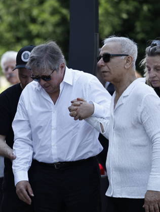 Guest at the funeral of Mr. Satrapi at the Père Lachaise Crematorium in Paris on June 19, 2026. The author of the famous graphic novel, which was adapted into a film, Persepolis, died on June 3, 2026, at the age of 56, inconsolable over the loss of her husband, M. Ripa, which occurred a year earlier. Cyril Moreau Bestimage The funeral of M. Satrapi at the Père Lachaise Crematorium in Paris, on June 19, 2026. The author of the famous graphic novel, adapted into a film, Persepolis, died on June 3, 2026, at the age of 56, inconsolable over the loss of her husband, M. Ripa, which occurred a year earlier. Paris, France,detected_source_language Copyright: xCYRILxMOREAUx xBESTIMAGExCYRILxMOREAUx xBESTIMAGEx