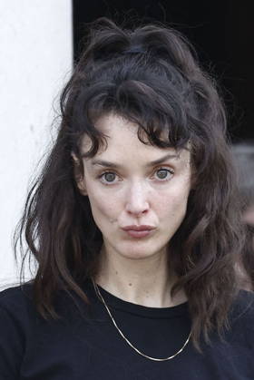 Charlotte Le Bon at the funeral of Mr. Satrapi at the Père Lachaise Crematorium in Paris on June 19, 2026. The author of the famous graphic novel, which was adapted into a film, Persepolis, died on June 3, 2026, at the age of 56, inconsolable over the loss of her husband, M. Ripa, which had occurred a year earlier. Cyril Moreau Bestimage at the funeral of M. Satrapi at the Père Lachaise Crematorium in Paris, on June 19, 2026. The author of the famous graphic novel, adapted into a film, Persepolis, died on June 3, 2026, at the age of 56, inconsolable over the loss of her husband, M. Ripa, which occurred a year earlier. Paris, France,detected_source_language Copyright: xCYRILxMOREAUx xBESTIMAGExCYRILxMOREAUx xBESTIMAGEx