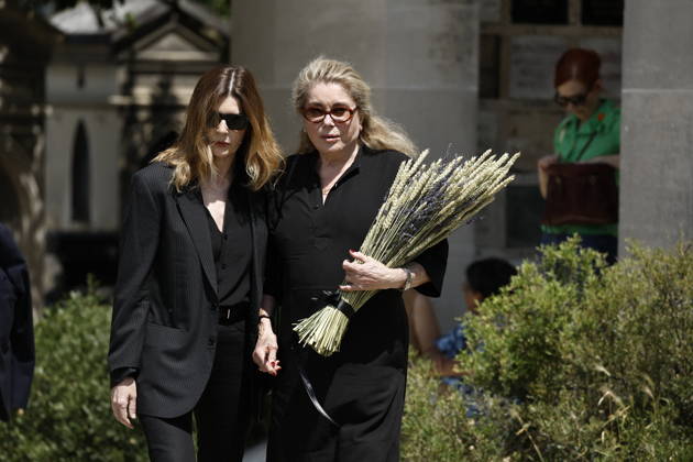 Catherine Deneuve and her daughter Chiara Mastroianni at the funeral of Mr. Satrapi at the Père Lachaise Crematorium in Paris on June 19, 2026. The author of the famous graphic novel, which was adapted into a film, Persepolis, died on June 3, 2026, at the age of 56, inconsolable over the loss of her husband, M. Ripa, which had occurred a year earlier. Cyril Moreau Bestimage at the funeral of M. Satrapi at the Père Lachaise Crematorium in Paris, on June 19, 2026. The author of the famous graphic novel, adapted into a film, Persepolis, died on June 3, 2026, at the age of 56, inconsolable over the loss of her husband, M. Ripa, which occurred a year earlier. Paris, France,detected_source_language Copyright: xCYRILxMOREAUx xBESTIMAGExCYRILxMOREAUx xBESTIMAGEx