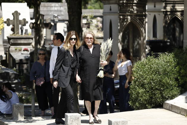 Catherine Deneuve and her daughter Chiara Mastroianni at the funeral of Mr. Satrapi at the Père Lachaise Crematorium in Paris on June 19, 2026. The author of the famous graphic novel, which was adapted into a film, Persepolis, died on June 3, 2026, at the age of 56, inconsolable over the loss of her husband, M. Ripa, which had occurred a year earlier. Cyril Moreau Bestimage at the funeral of M. Satrapi at the Père Lachaise Crematorium in Paris, on June 19, 2026. The author of the famous graphic novel, adapted into a film, Persepolis, died on June 3, 2026, at the age of 56, inconsolable over the loss of her husband, M. Ripa, which occurred a year earlier. Paris, France,detected_source_language Copyright: xCYRILxMOREAUx xBESTIMAGExCYRILxMOREAUx xBESTIMAGEx