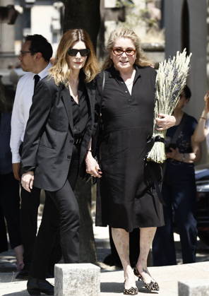 Catherine Deneuve and her daughter Chiara Mastroianni at the funeral of Mr. Satrapi at the Père Lachaise Crematorium in Paris on June 19, 2026. The author of the famous graphic novel, which was adapted into a film, Persepolis, died on June 3, 2026, at the age of 56, inconsolable over the loss of her husband, M. Ripa, which had occurred a year earlier. Cyril Moreau Bestimage at the funeral of M. Satrapi at the Père Lachaise Crematorium in Paris, on June 19, 2026. The author of the famous graphic novel, adapted into a film, Persepolis, died on June 3, 2026, at the age of 56, inconsolable over the loss of her husband, M. Ripa, which occurred a year earlier. Paris, France,detected_source_language Copyright: xCYRILxMOREAUx xBESTIMAGExCYRILxMOREAUx xBESTIMAGEx