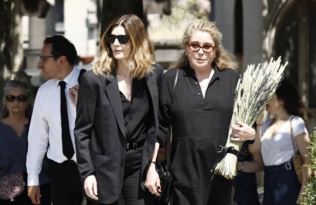 Catherine Deneuve and her daughter Chiara Mastroianni at the funeral of Mr. Satrapi at the Père Lachaise Crematorium in Paris on June 19, 2026. The author of the famous graphic novel, which was adapted into a film, Persepolis, died on June 3, 2026, at the age of 56, inconsolable over the loss of her husband, M. Ripa, which had occurred a year earlier. Cyril Moreau Bestimage at the funeral of M. Satrapi at the Père Lachaise Crematorium in Paris, on June 19, 2026. The author of the famous graphic novel, adapted into a film, Persepolis, died on June 3, 2026, at the age of 56, inconsolable over the loss of her husband, M. Ripa, which occurred a year earlier. Paris, France,detected_source_language Copyright: xCYRILxMOREAUx xBESTIMAGExCYRILxMOREAUx xBESTIMAGEx